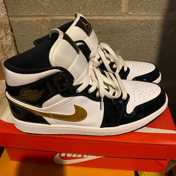 Air Jordan 1 mids brand new in box black/gold/white - Picture 3 of 5